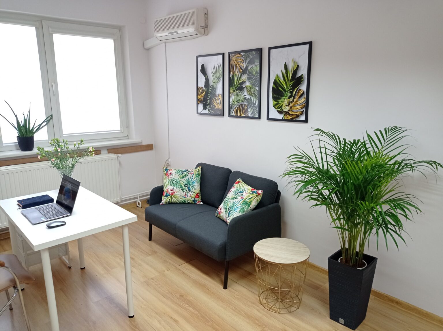 biuro, fotel, laptop, palma, tryptyk, obrazy, zieleń,