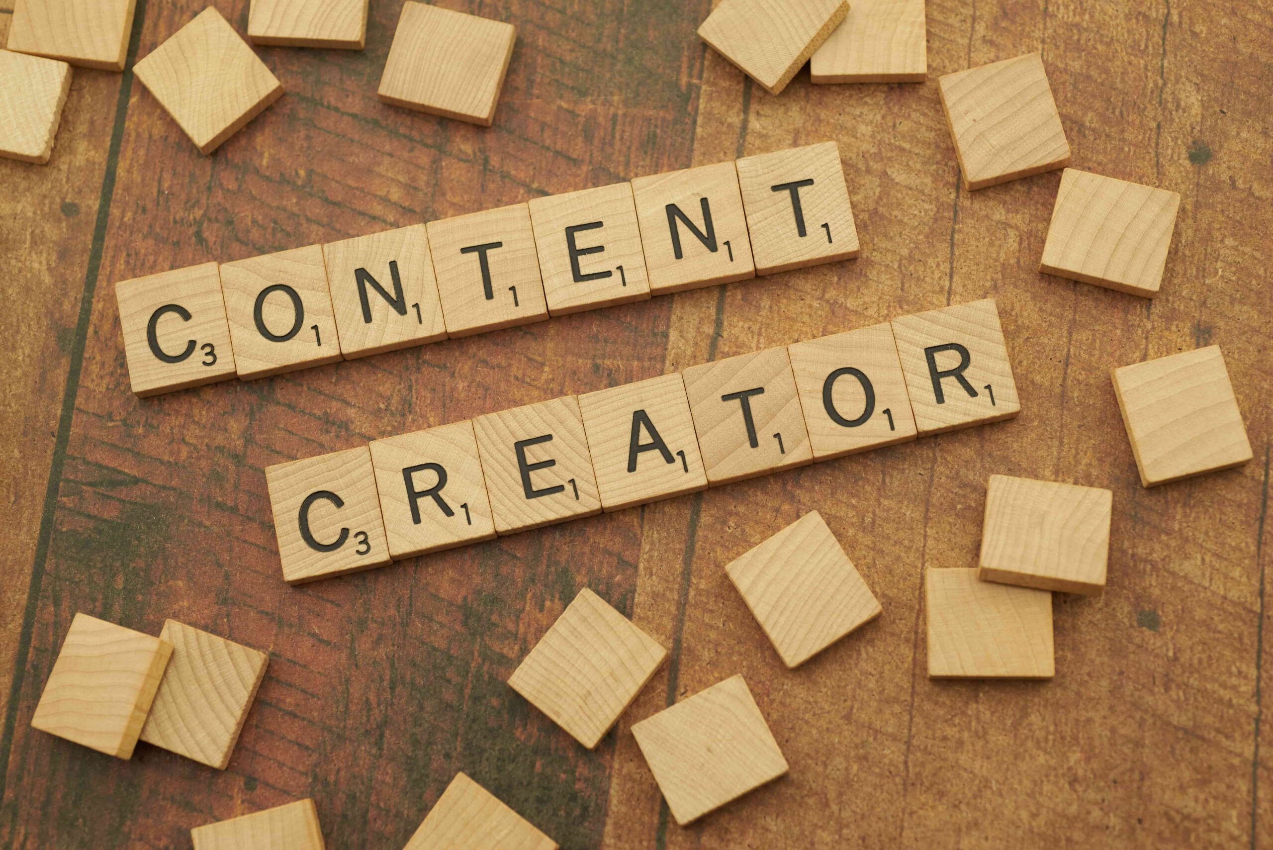 "Content creator" - napis ułożony z klocków.